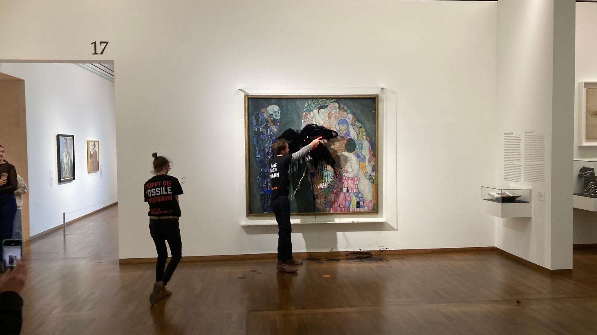 В Вене активисты облили черной краской картину Густава Климта «Смерть и жизнь» (фото 2)