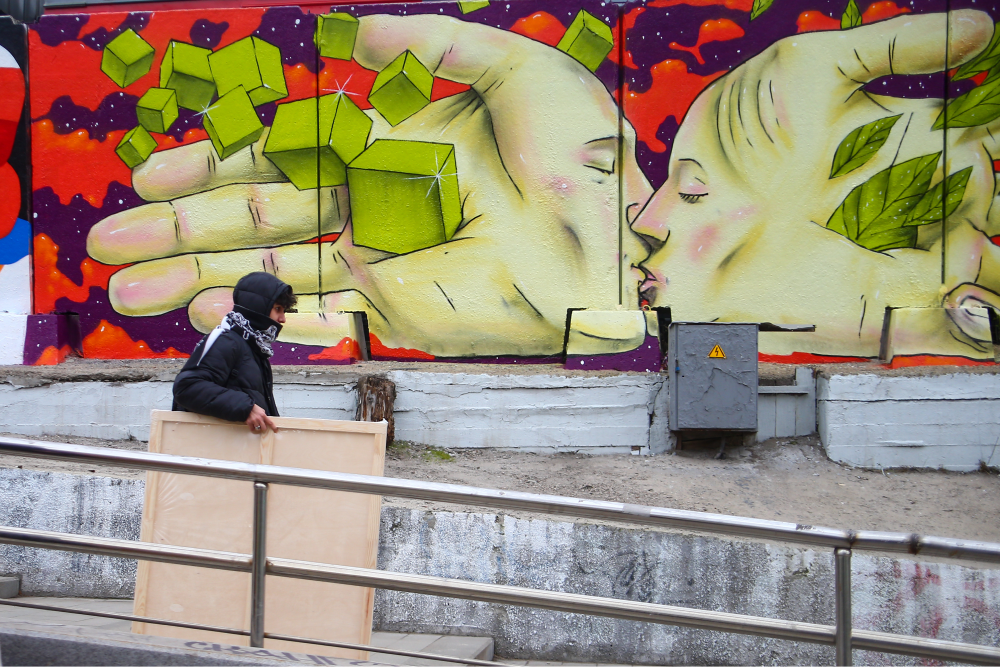 У Курского вокзала открылась уличная выставка граффити (фото 1)