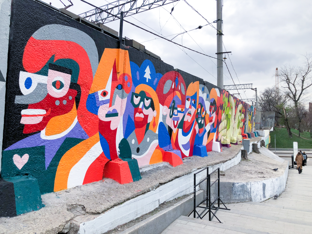 У Курского вокзала открылась уличная выставка граффити (фото 3)