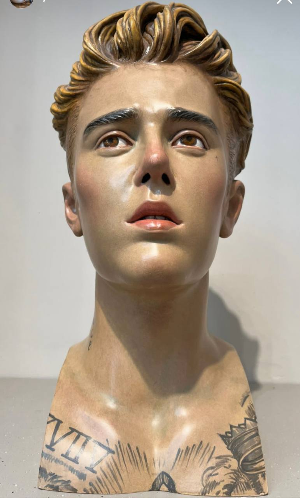 В Лос-Анджелесе открылся новый магазин Loewe со скульптурой Джастина Бибера (фото 5)
