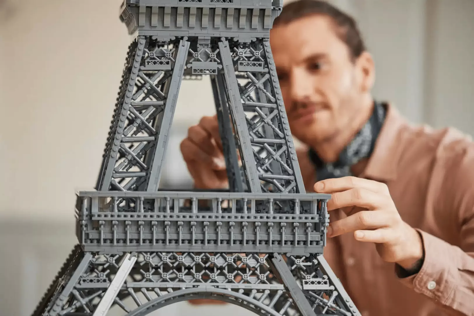 Lego представила копию Эйфелевой башни высотой 1,5 метра (фото 4)