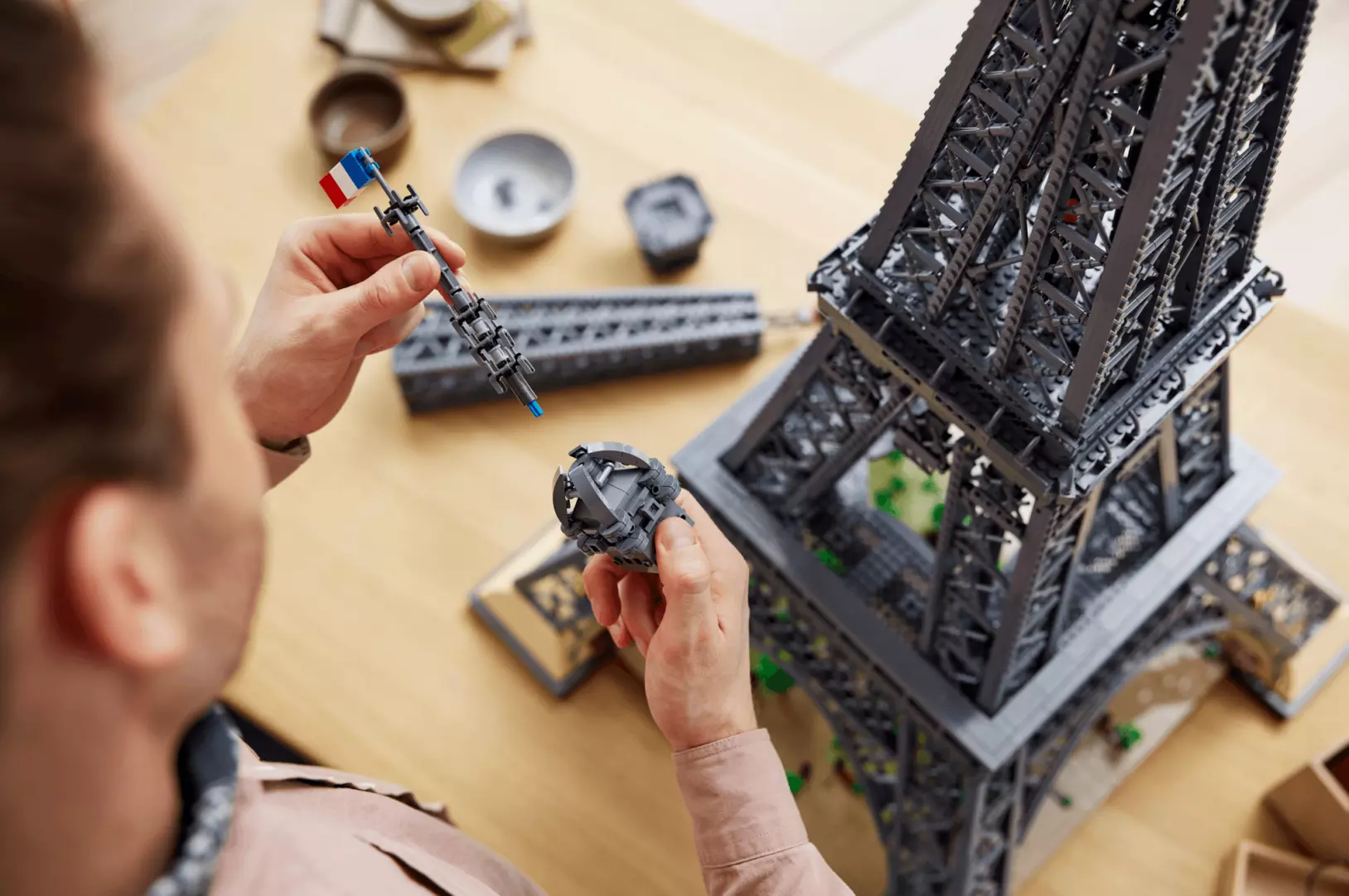 Lego представила копию Эйфелевой башни высотой 1,5 метра (фото 2)