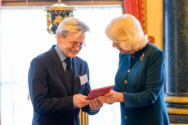 Михаил Барышников получил медаль Королевской академии танца из рук жены Карла III (фото 4)