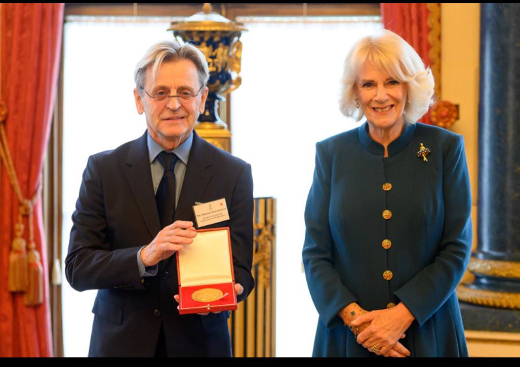 Михаил Барышников получил медаль Королевской академии танца из рук жены Карла III (фото 2)