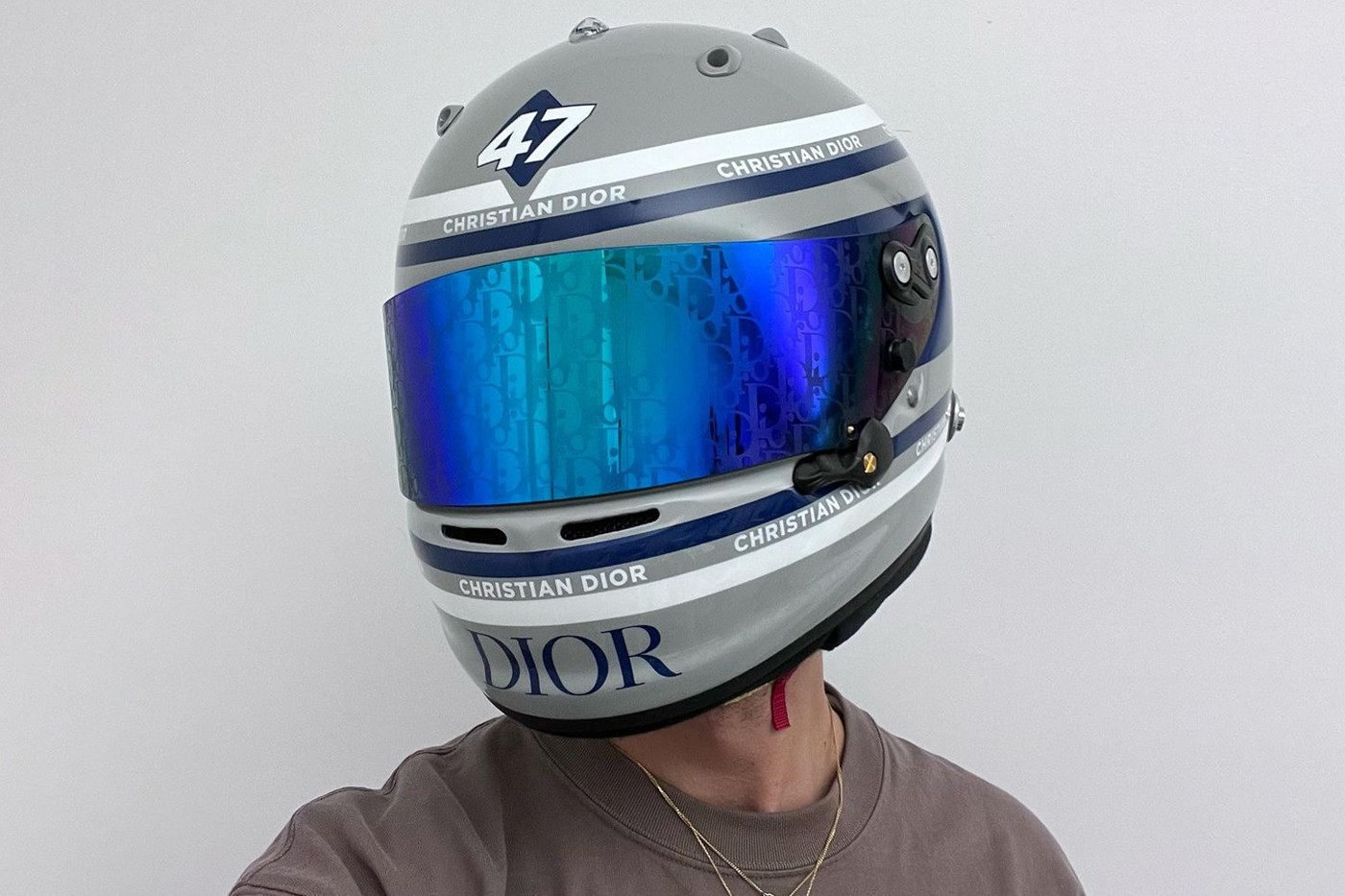 Dior показал шлем, созданный в коллаборации с игрой Gran Turismo 7 (фото 1)