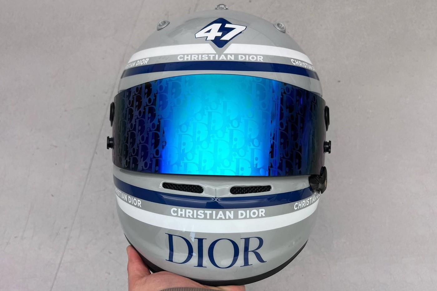 Dior показал шлем, созданный в коллаборации с игрой Gran Turismo 7 (фото 2)