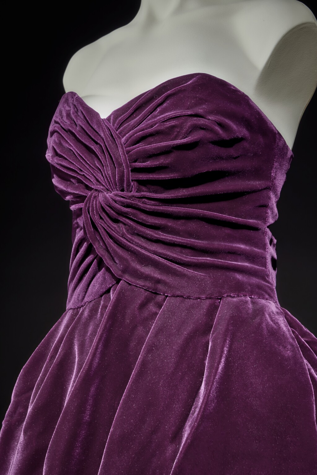 Платье принцессы Дианы выставили на аукцион во второй раз (фото 4)