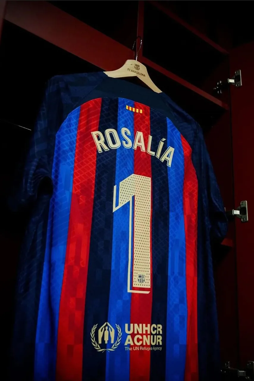 ФК «Барселона» выпустил коллаборацию с певицей Rosalía (фото 1)