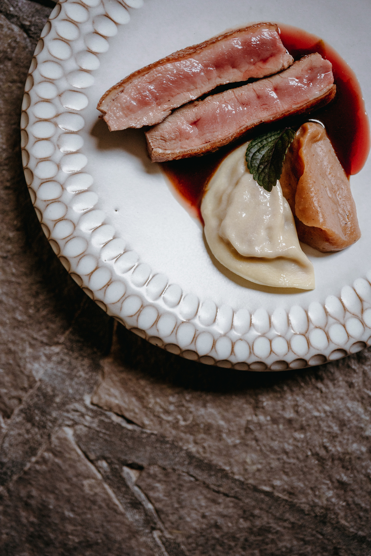 Новости ресторанов: стейк-топор, сибас ладолемоно и тирамису с ягодным гелем (фото 1)
