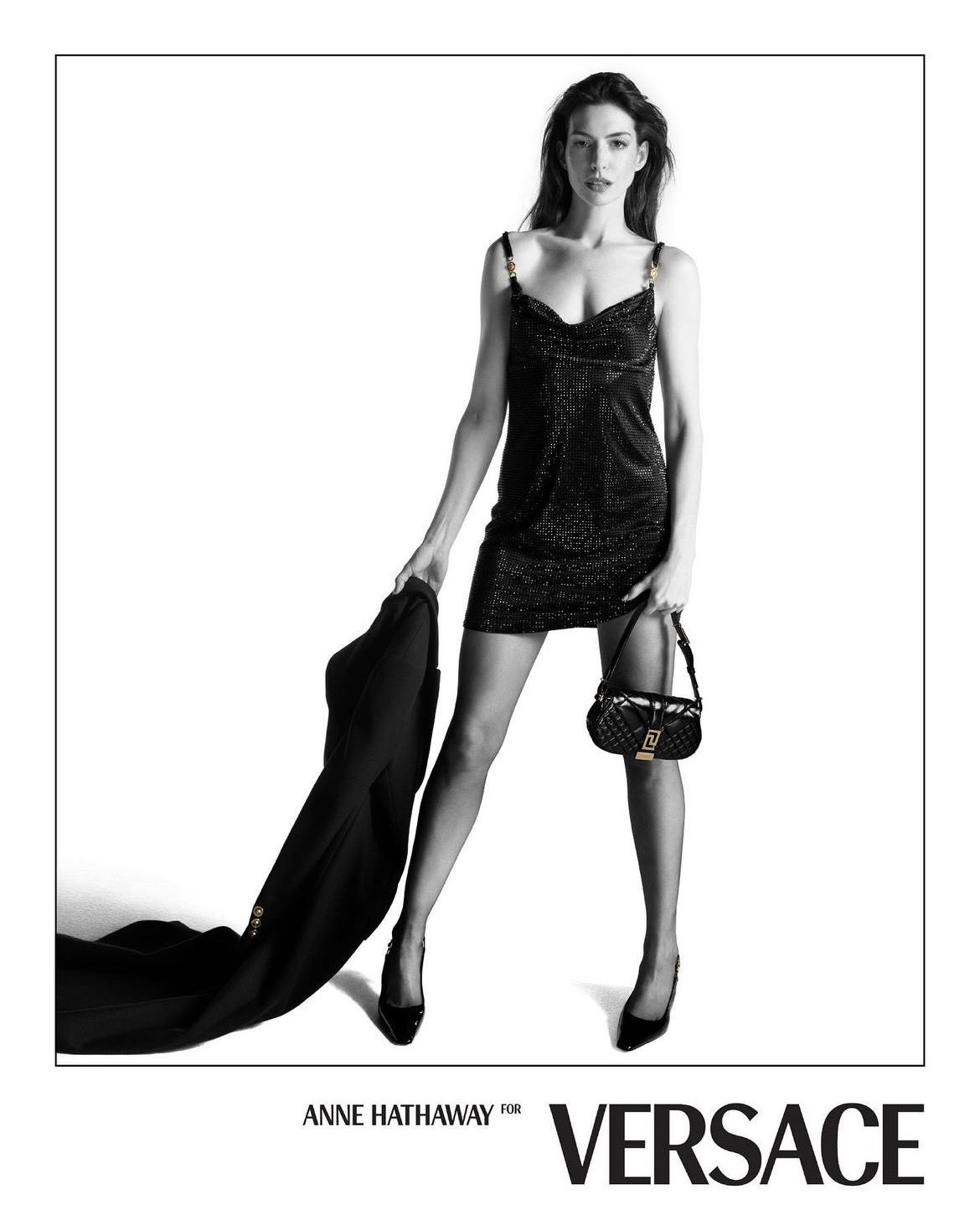 Энн Хэтэуэй снялась в новой кампании Versace (фото 2)