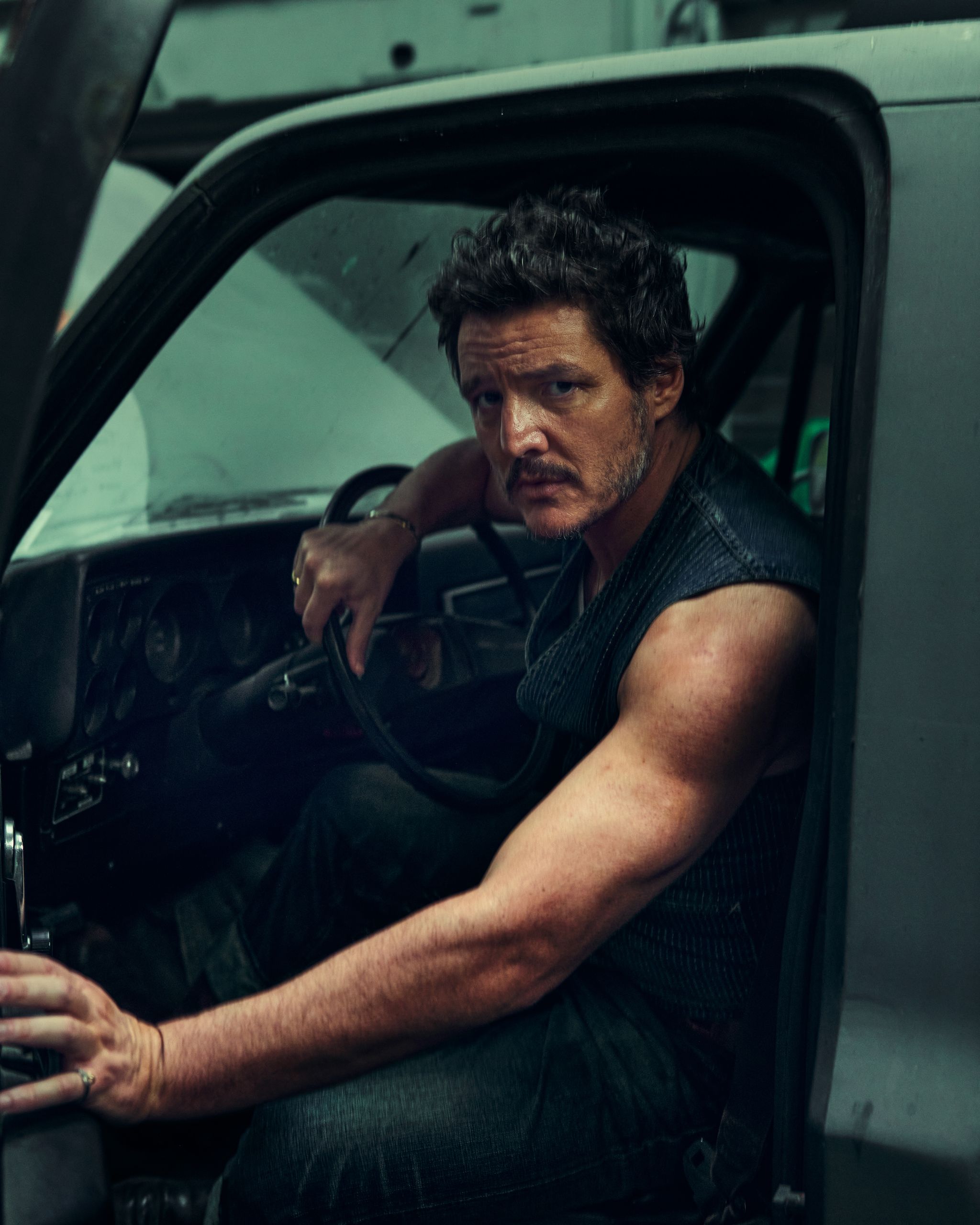 Педро Паскаль снялся для обложки Esquire рассказал о поздней славе, неудачах и семье (фото 2)