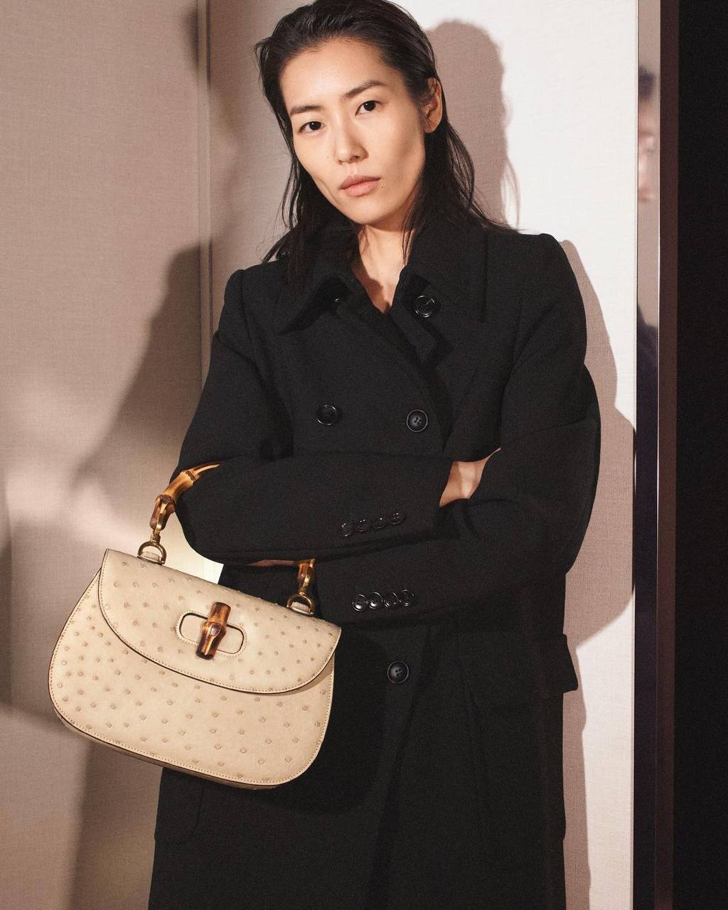 Лю Вэнь снялась в кампании Gucci Bamboo 1947 (фото 1)