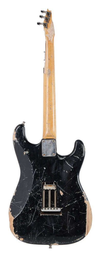 Разбитая гитара Курта Кобейна была продана на аукционе за 600 тысяч долларов (фото 2)