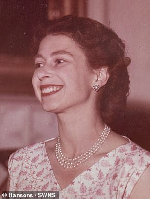 Редкие фото Елизаветы II и детские рисунки Карла III выставили на аукцион (фото 4)