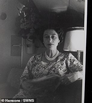 Редкие фото Елизаветы II и детские рисунки Карла III выставили на аукцион (фото 9)