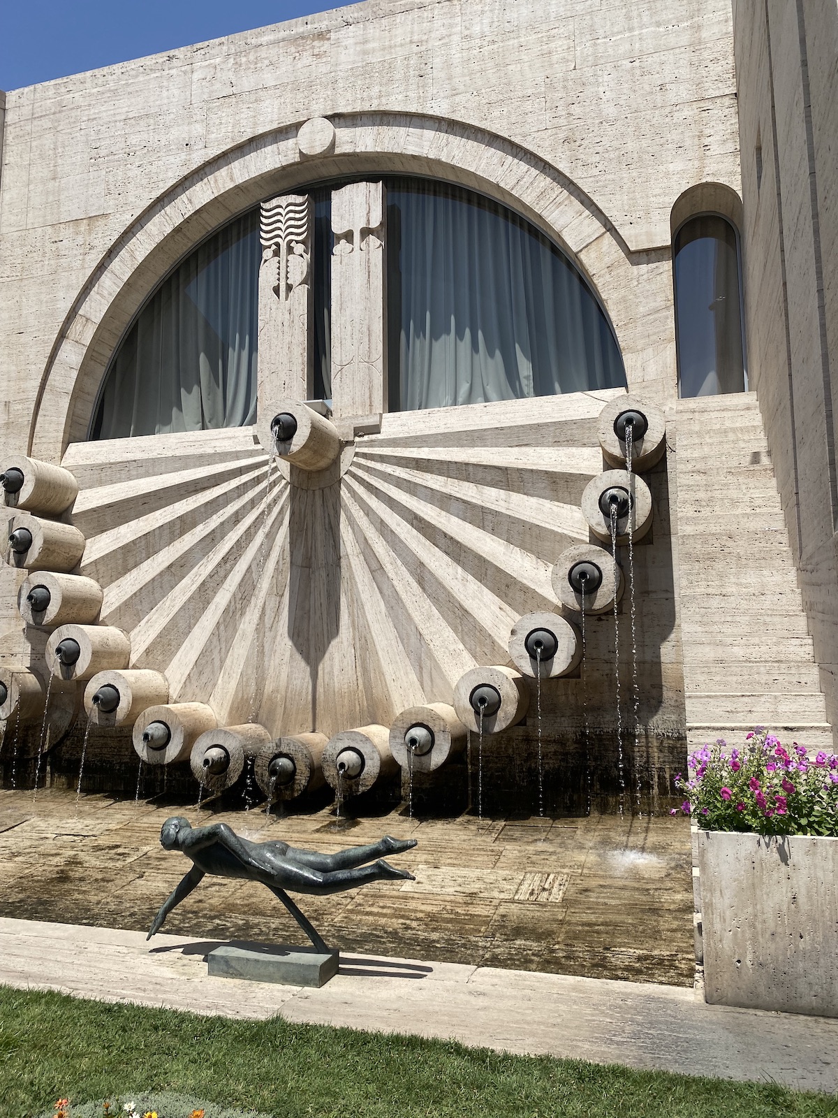 Фонтаны, парки и арт-объекты: как интересно провести выходные в Ереване. Краткий гид BURO. (фото 20)