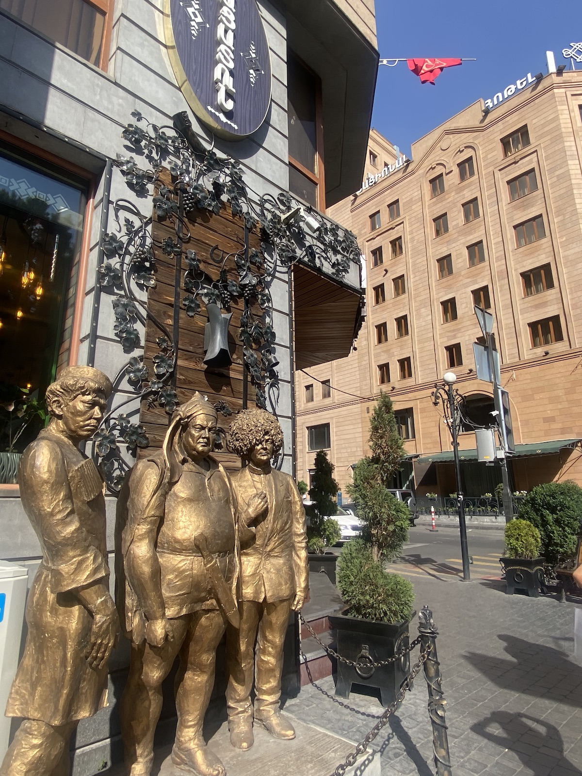 Фонтаны, парки и арт-объекты: как интересно провести выходные в Ереване. Краткий гид BURO. (фото 48)