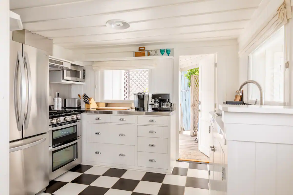 Эштон Катчер и Мила Кунис выставили свой дом в Санта-Барбаре на Airbnb (фото 3)