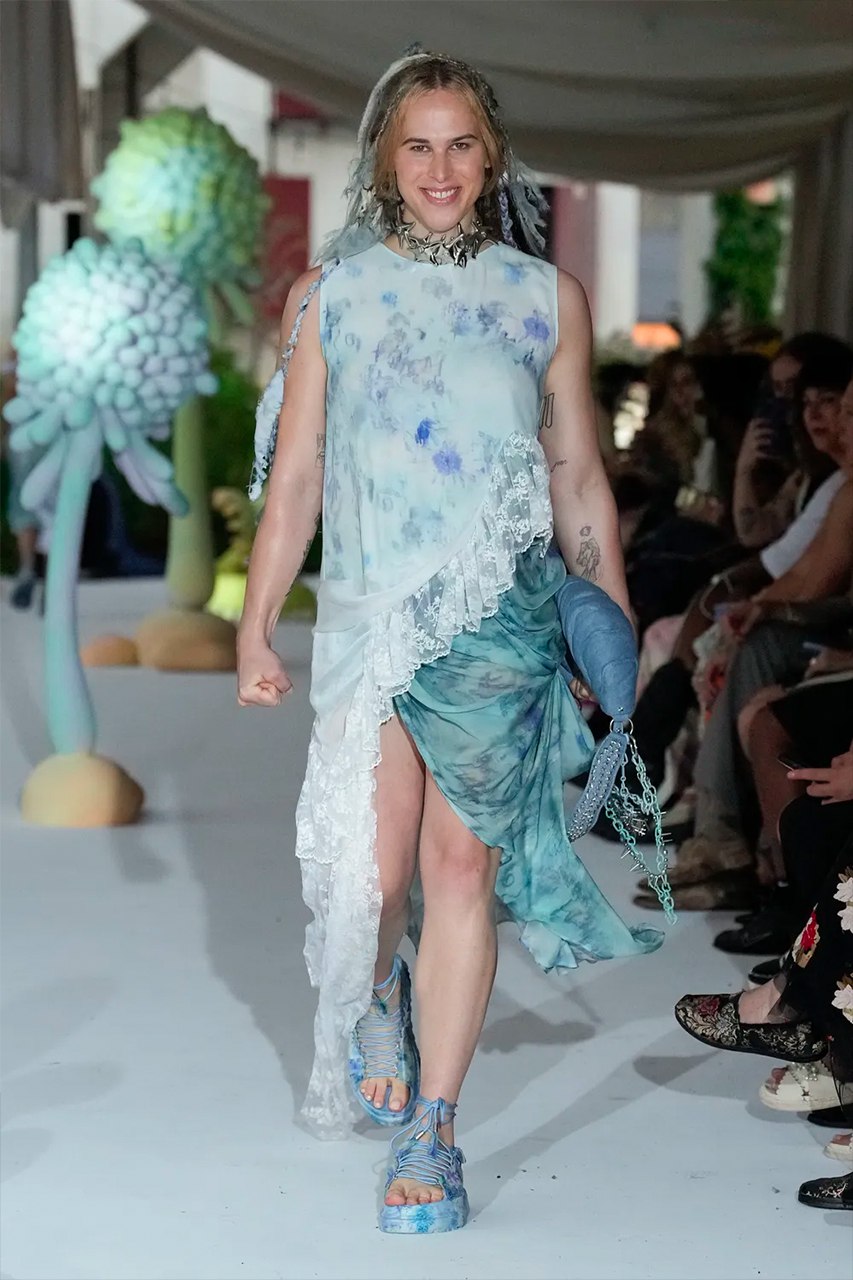 Модели на показе Collina Strada дефилировали с неестественными улыбками (фото 13)