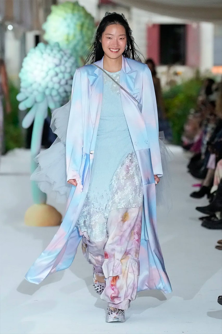 Модели на показе Collina Strada дефилировали с неестественными улыбками (фото 9)