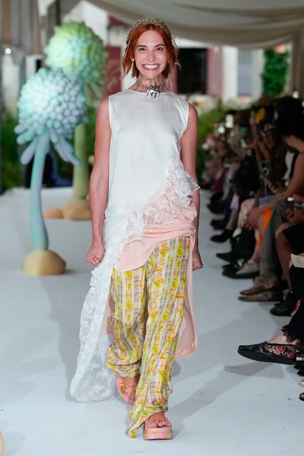 Модели на показе Collina Strada дефилировали с неестественными улыбками (фото 1)