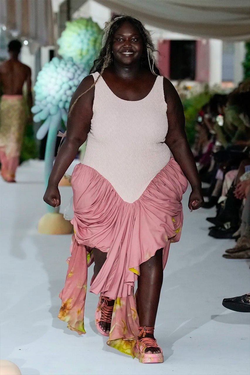 Модели на показе Collina Strada дефилировали с неестественными улыбками (фото 3)