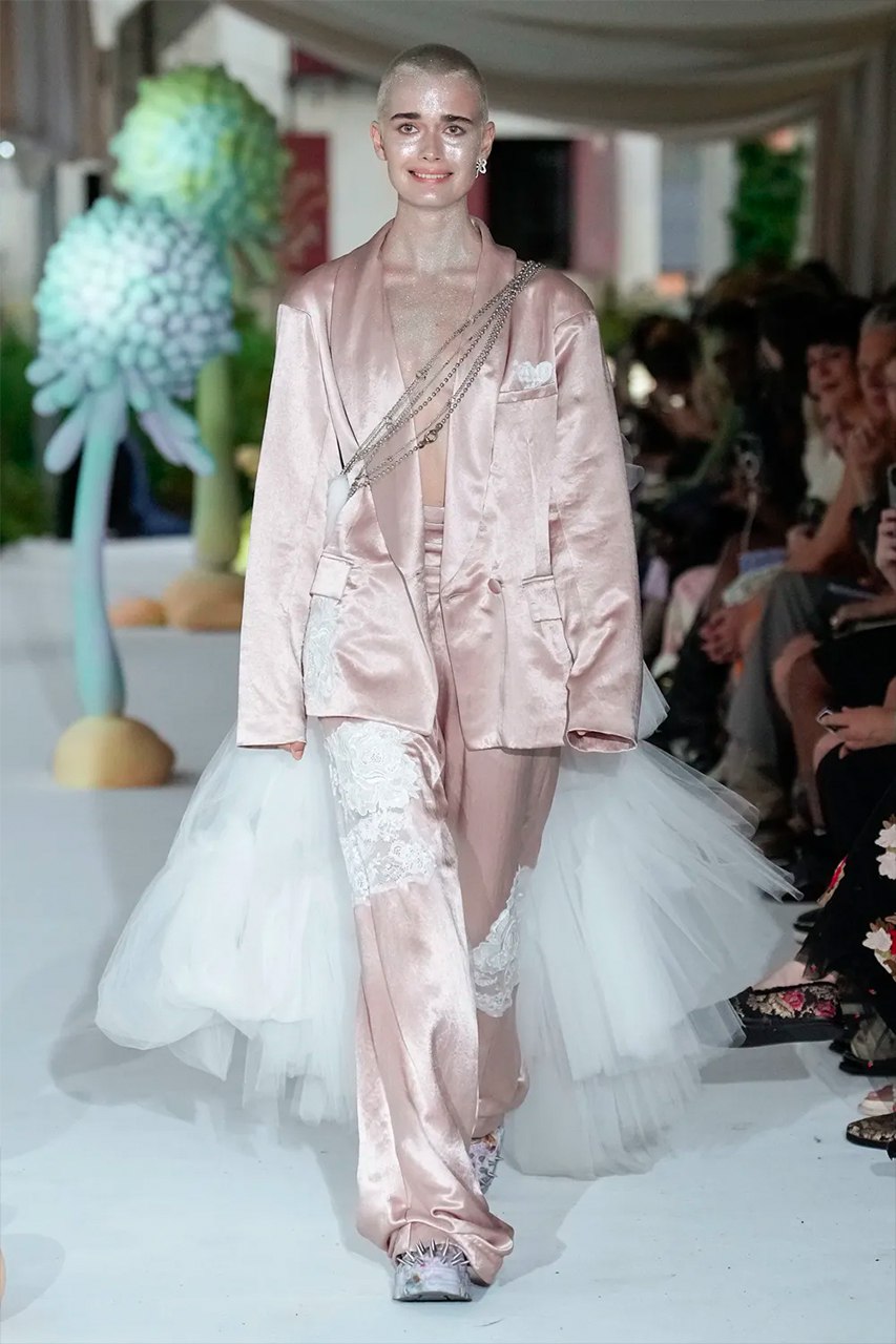 Модели на показе Collina Strada дефилировали с неестественными улыбками (фото 5)