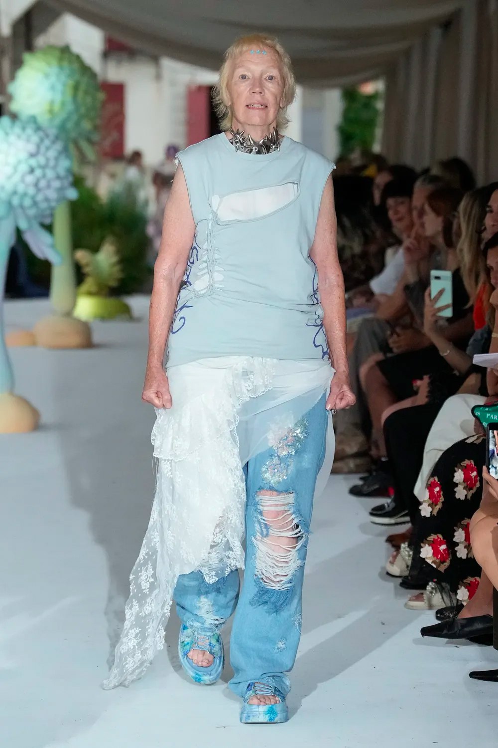 Модели на показе Collina Strada дефилировали с неестественными улыбками (фото 12)