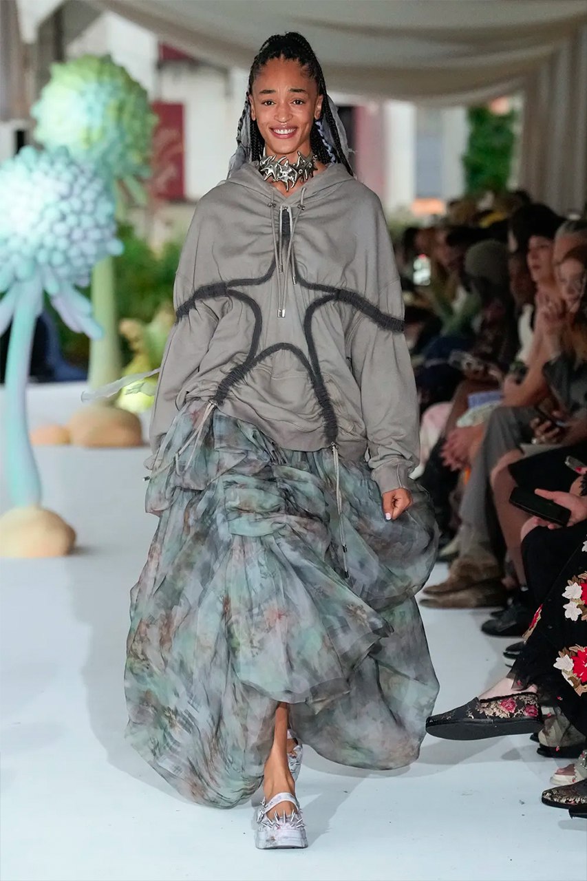 Модели на показе Collina Strada дефилировали с неестественными улыбками (фото 7)