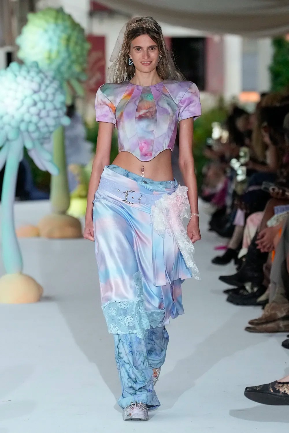 Модели на показе Collina Strada дефилировали с неестественными улыбками (фото 11)