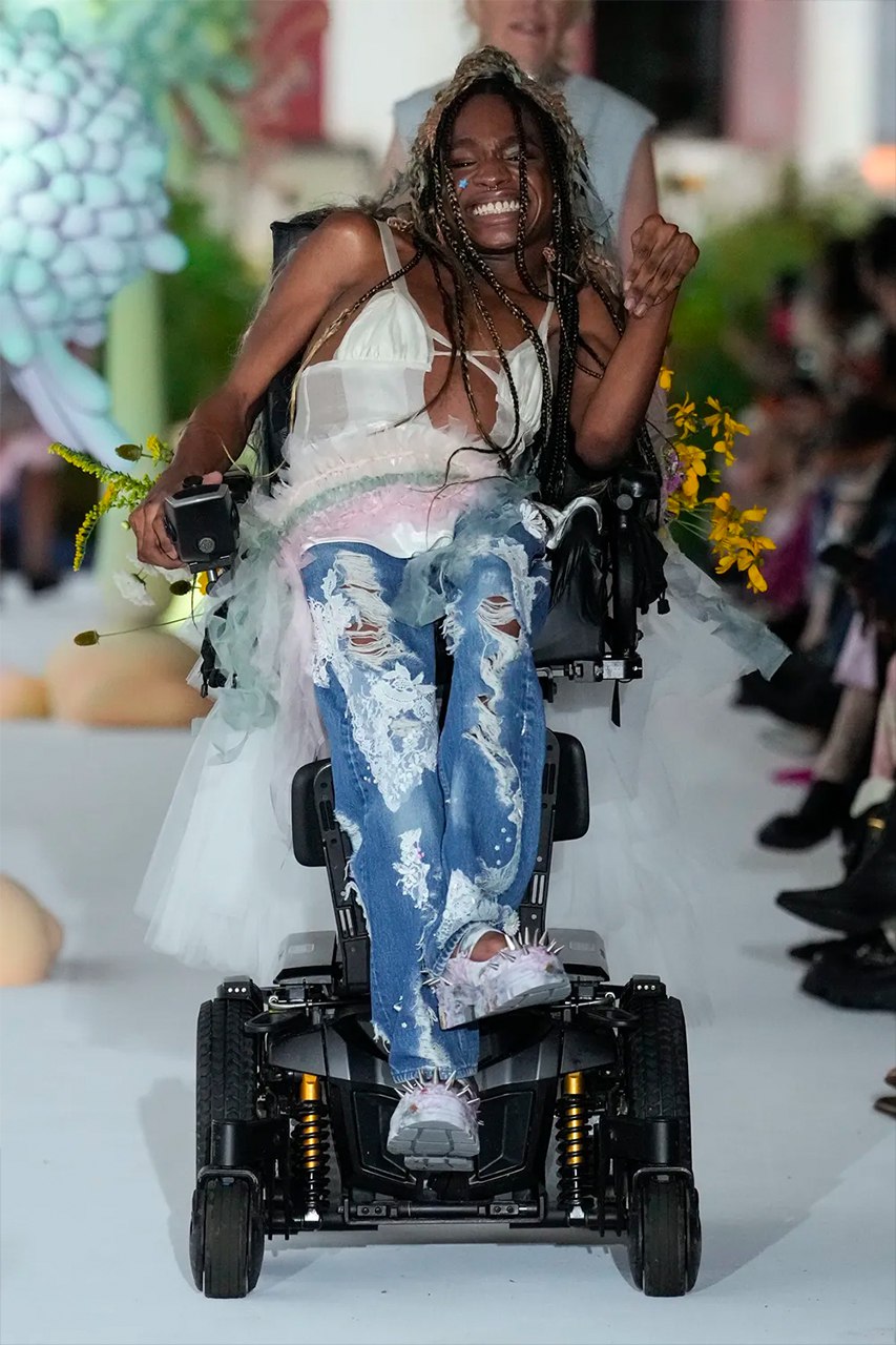 Модели на показе Collina Strada дефилировали с неестественными улыбками (фото 10)