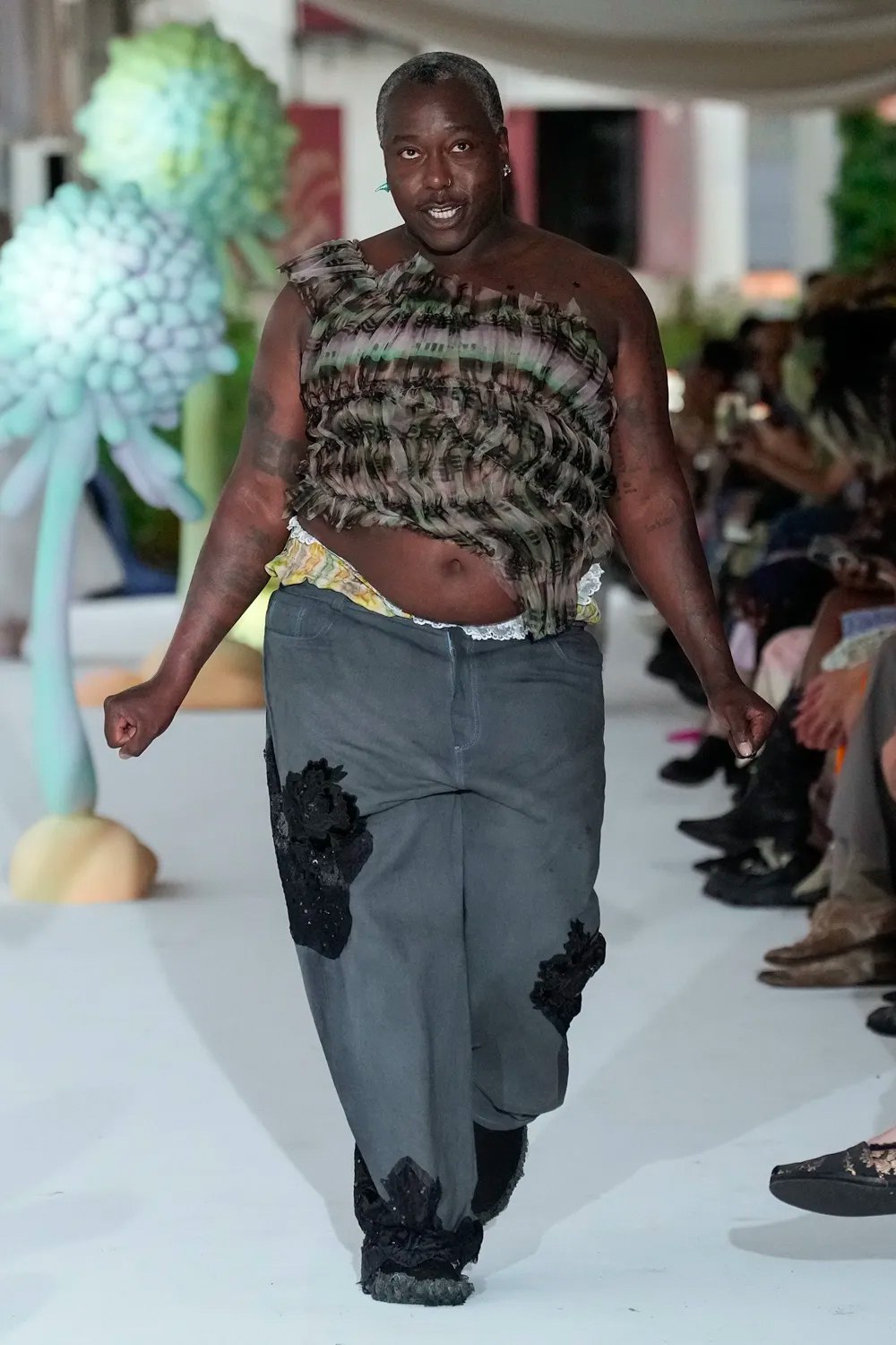 Модели на показе Collina Strada дефилировали с неестественными улыбками (фото 6)