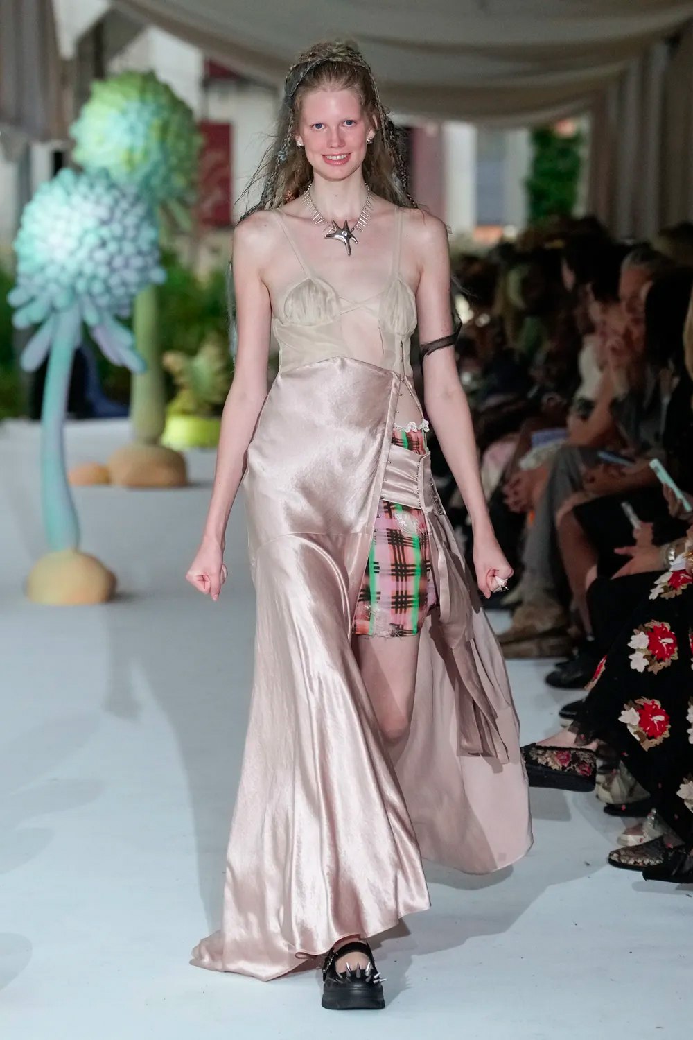 Модели на показе Collina Strada дефилировали с неестественными улыбками (фото 4)