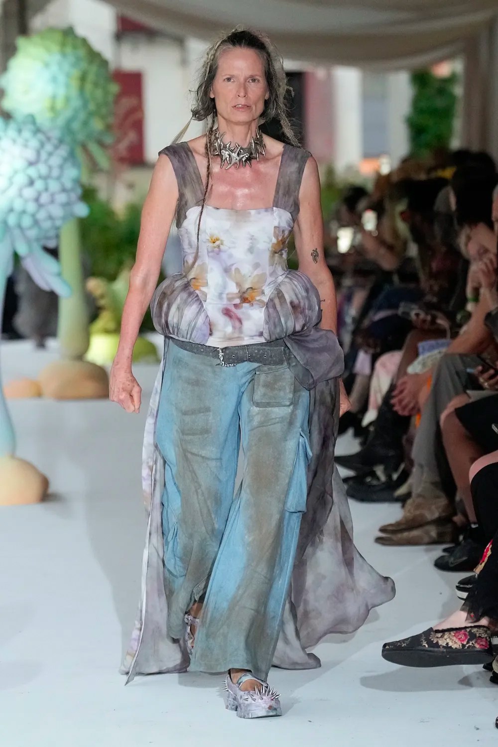 Модели на показе Collina Strada дефилировали с неестественными улыбками (фото 8)