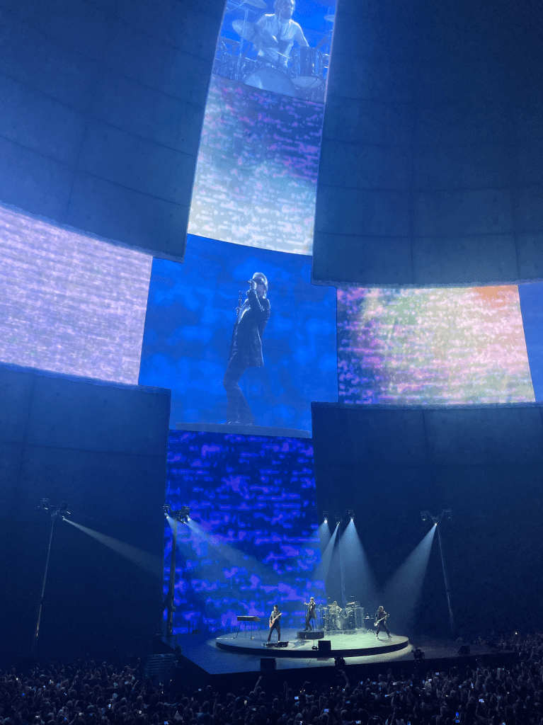 Группа U2 выступила внутри сферического центра MSG Sphere в Лас-Вегасе (фото 2)