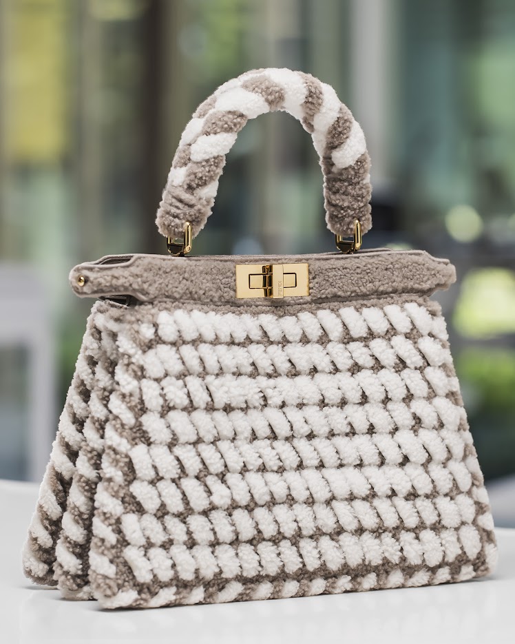 Fendi представил новую капсулу сумок Peekaboo с плетением из овчины (фото 5)