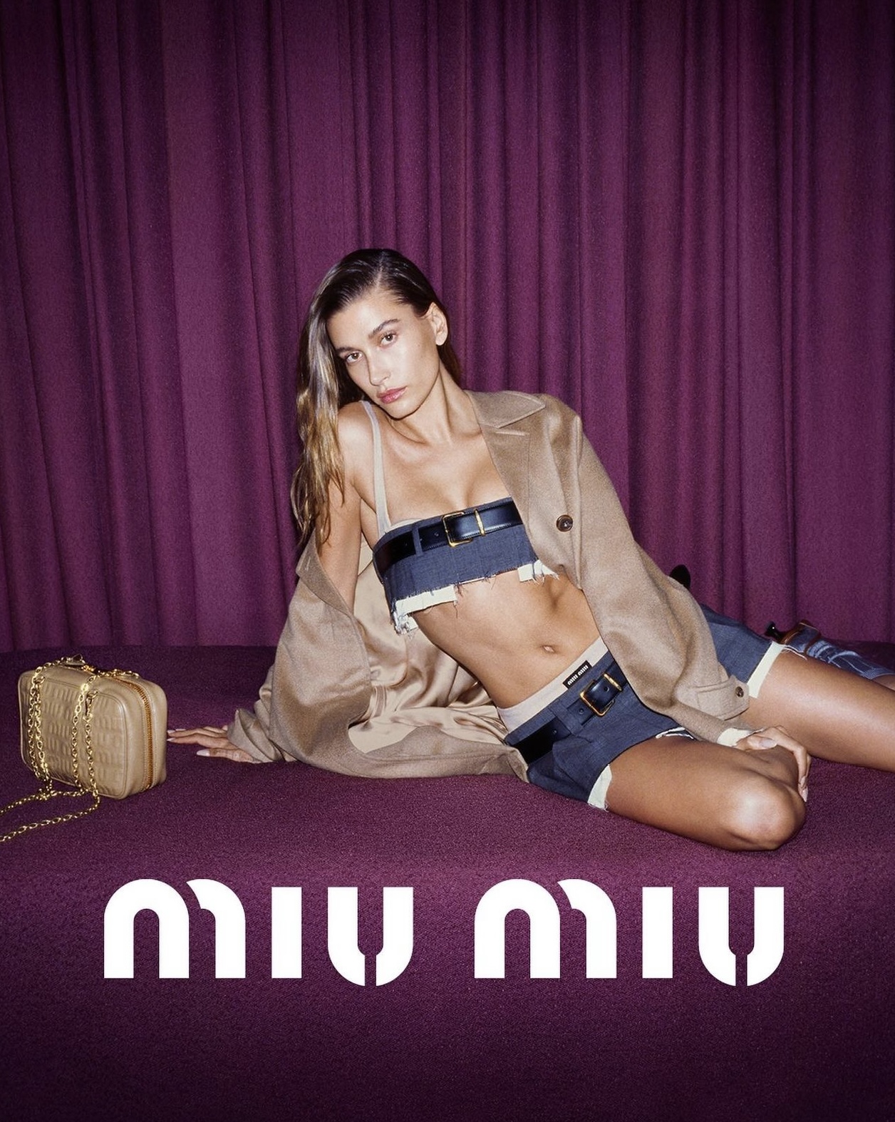 Модель и трендсеттер современности: Хейли Бибер в 10 фотографиях (фото 8)