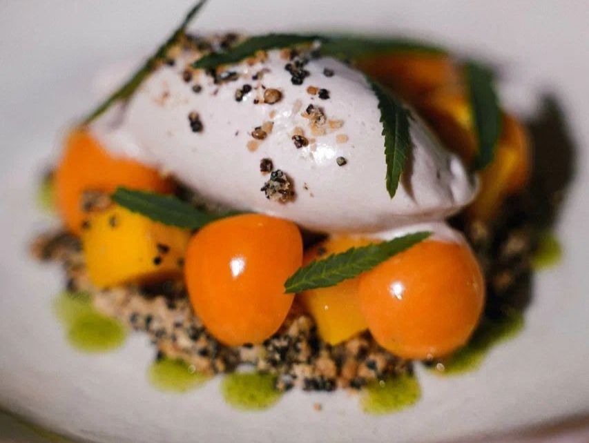 Новости ресторанов: черные тальятелле, голубцы с икорным соусом и блестящие торты (фото 3)