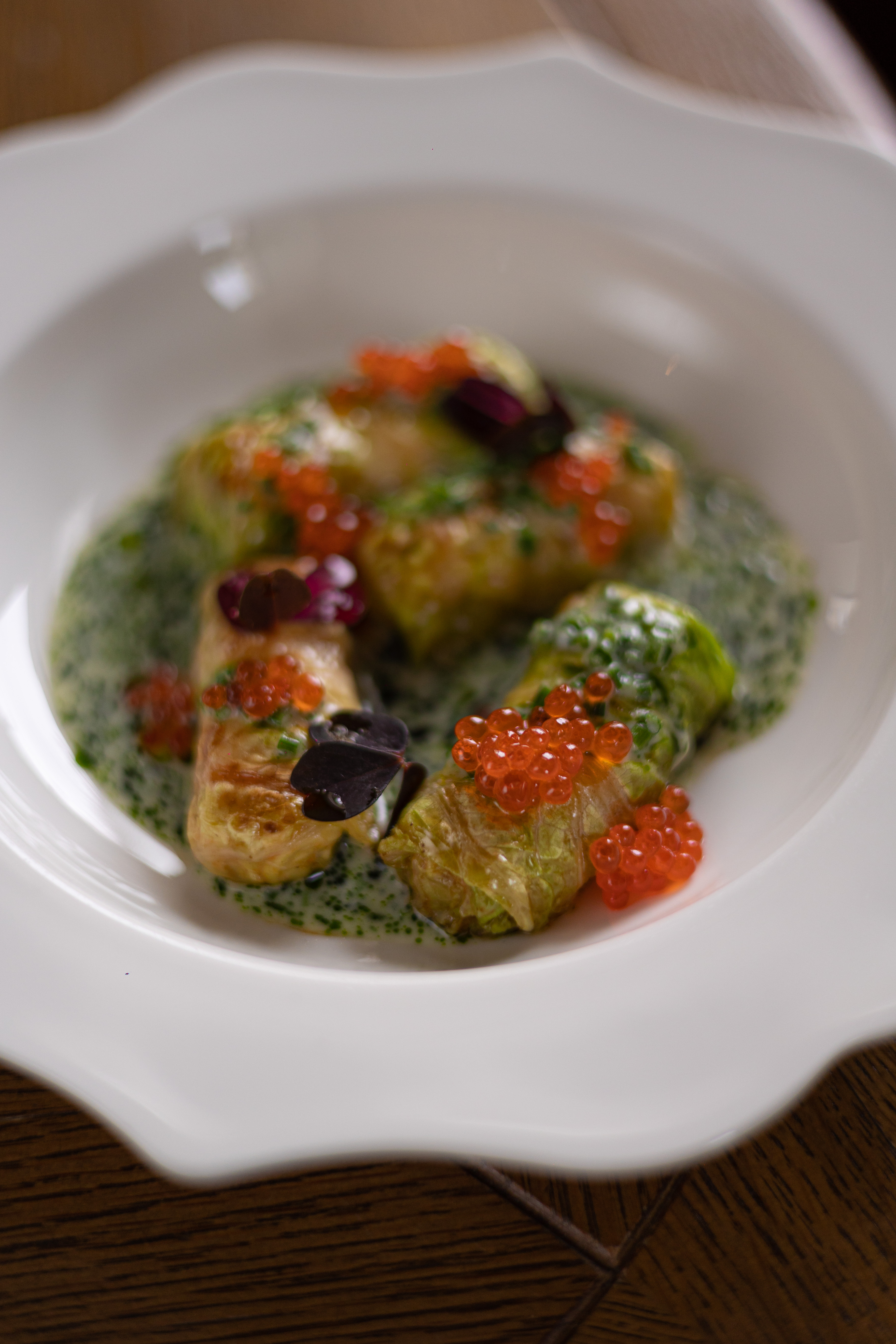 Новости ресторанов: черные тальятелле, голубцы с икорным соусом и блестящие торты (фото 4)