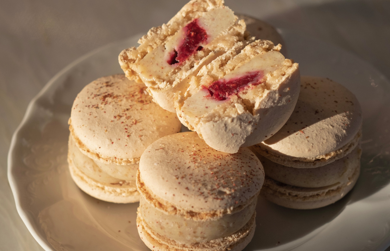 Новости ресторанов: черные тальятелле, голубцы с икорным соусом и блестящие торты (фото 10)