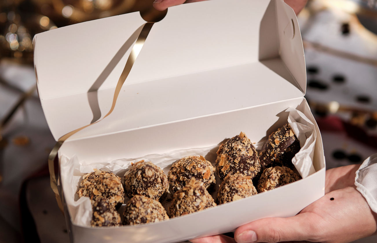 Новости ресторанов: черные тальятелле, голубцы с икорным соусом и блестящие торты (фото 11)