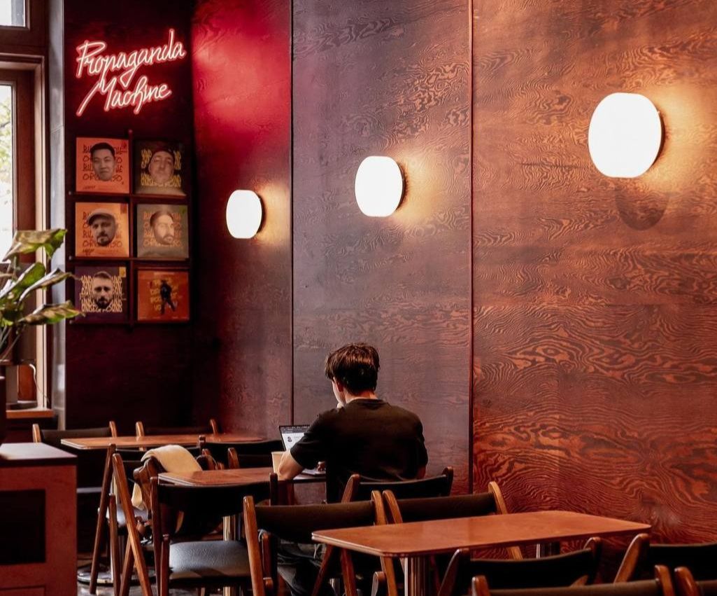 Фотоспам: 7 стильных локаций, где покупают вещи, читают книги и делают классные снимки для соцсетей (фото 9)