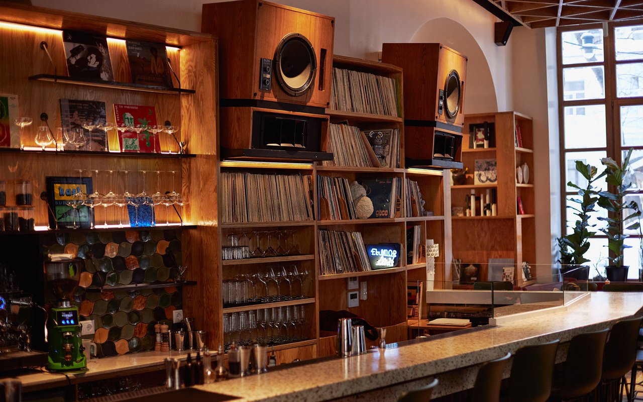 Фотоспам: 7 стильных локаций, где покупают вещи, читают книги и делают классные снимки для соцсетей (фото 16)