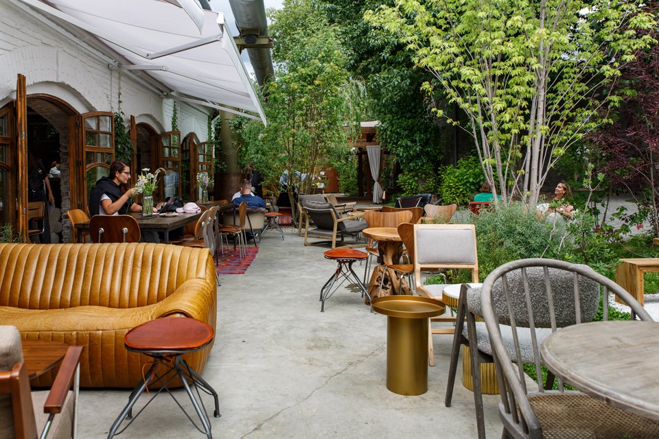 Фотоспам: 7 стильных локаций, где покупают вещи, читают книги и делают классные снимки для соцсетей (фото 19)