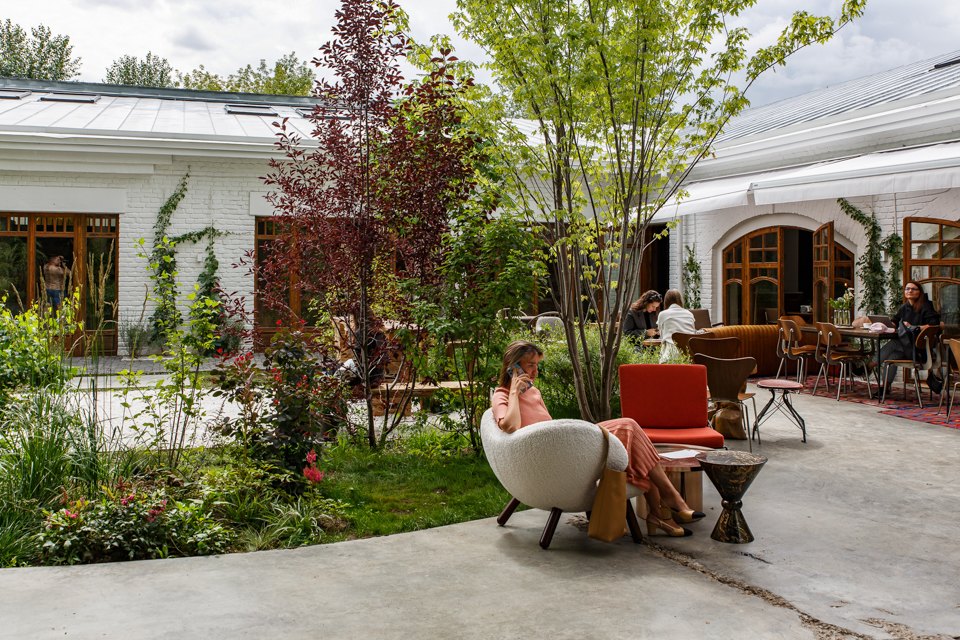 Фотоспам: 7 стильных локаций, где покупают вещи, читают книги и делают классные снимки для соцсетей (фото 20)