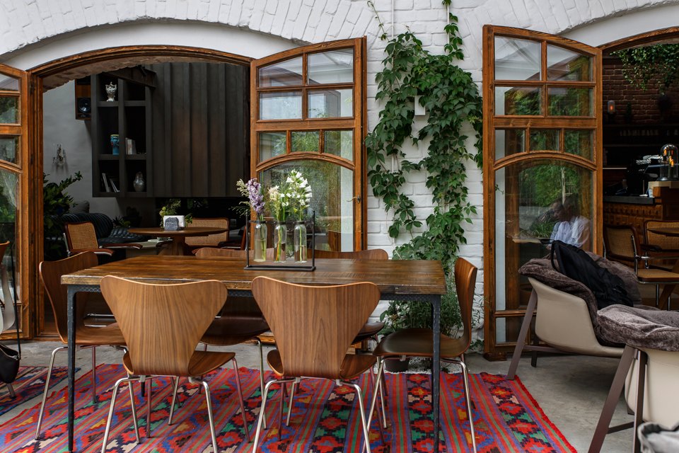 Фотоспам: 7 стильных локаций, где покупают вещи, читают книги и делают классные снимки для соцсетей (фото 21)