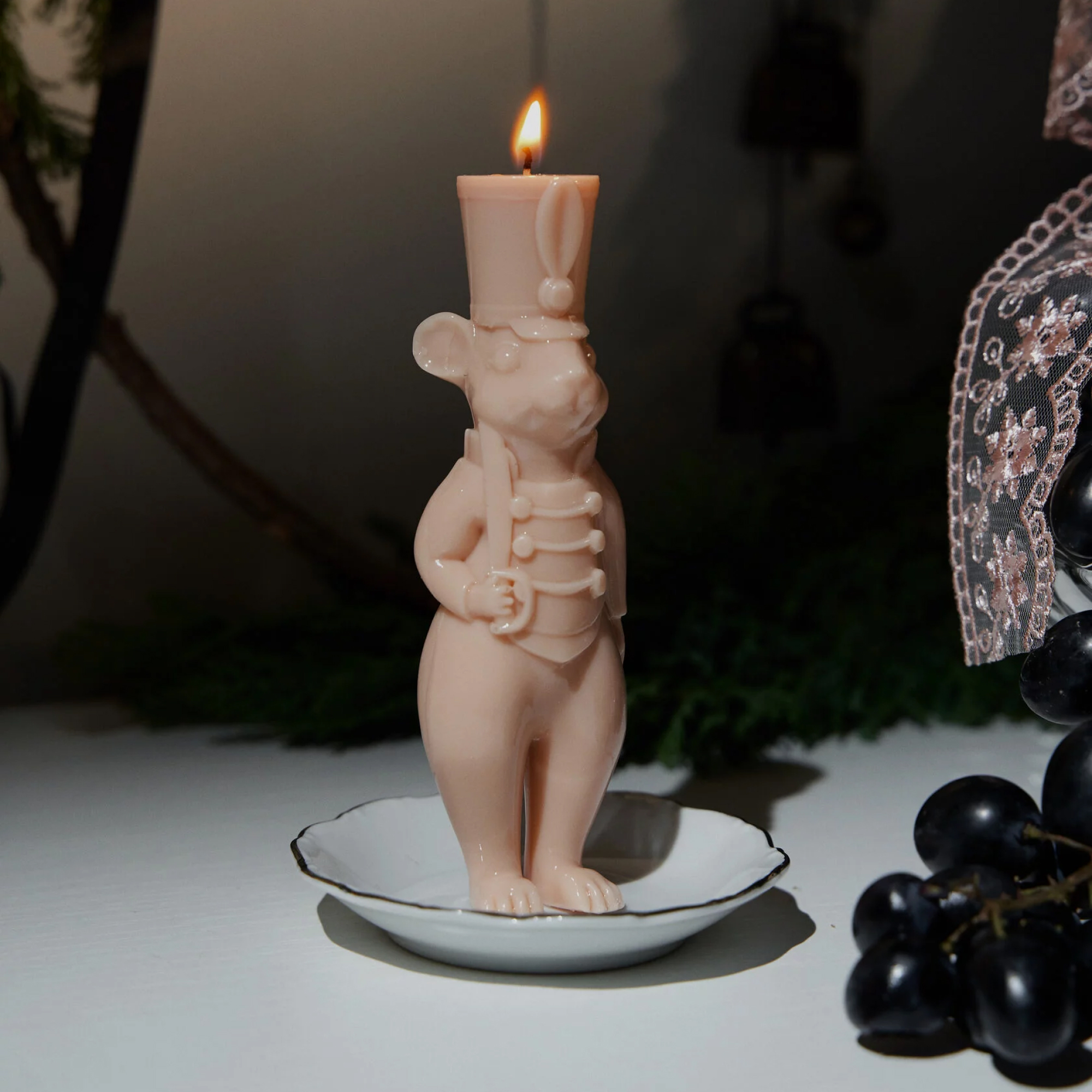 Цикл лекций, сферическое зеркало, настенный бутерброд с икрой: 20 арт-подарков себе и близким (фото 1)