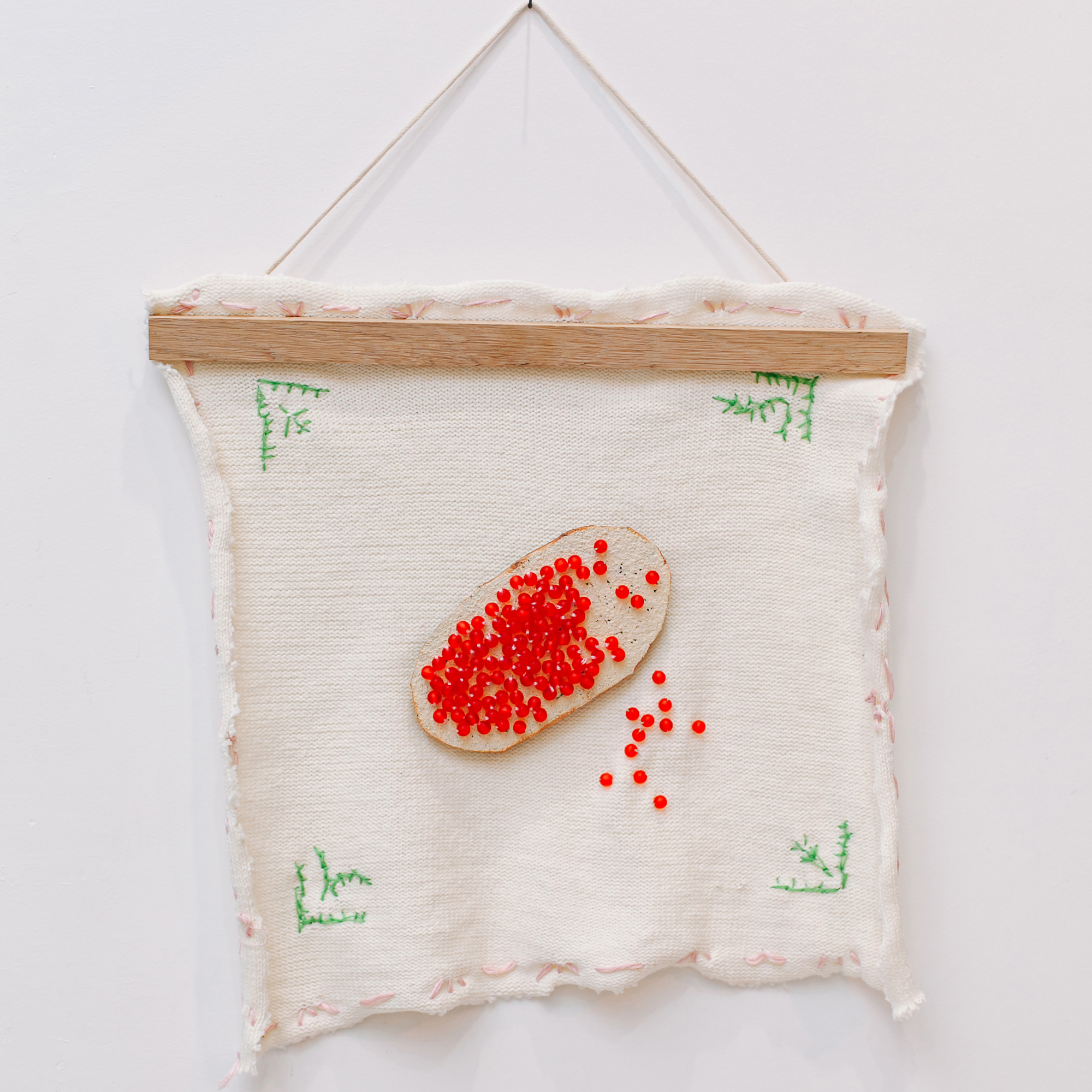 Цикл лекций, сферическое зеркало, настенный бутерброд с икрой: 20 арт-подарков себе и близким (фото 13)