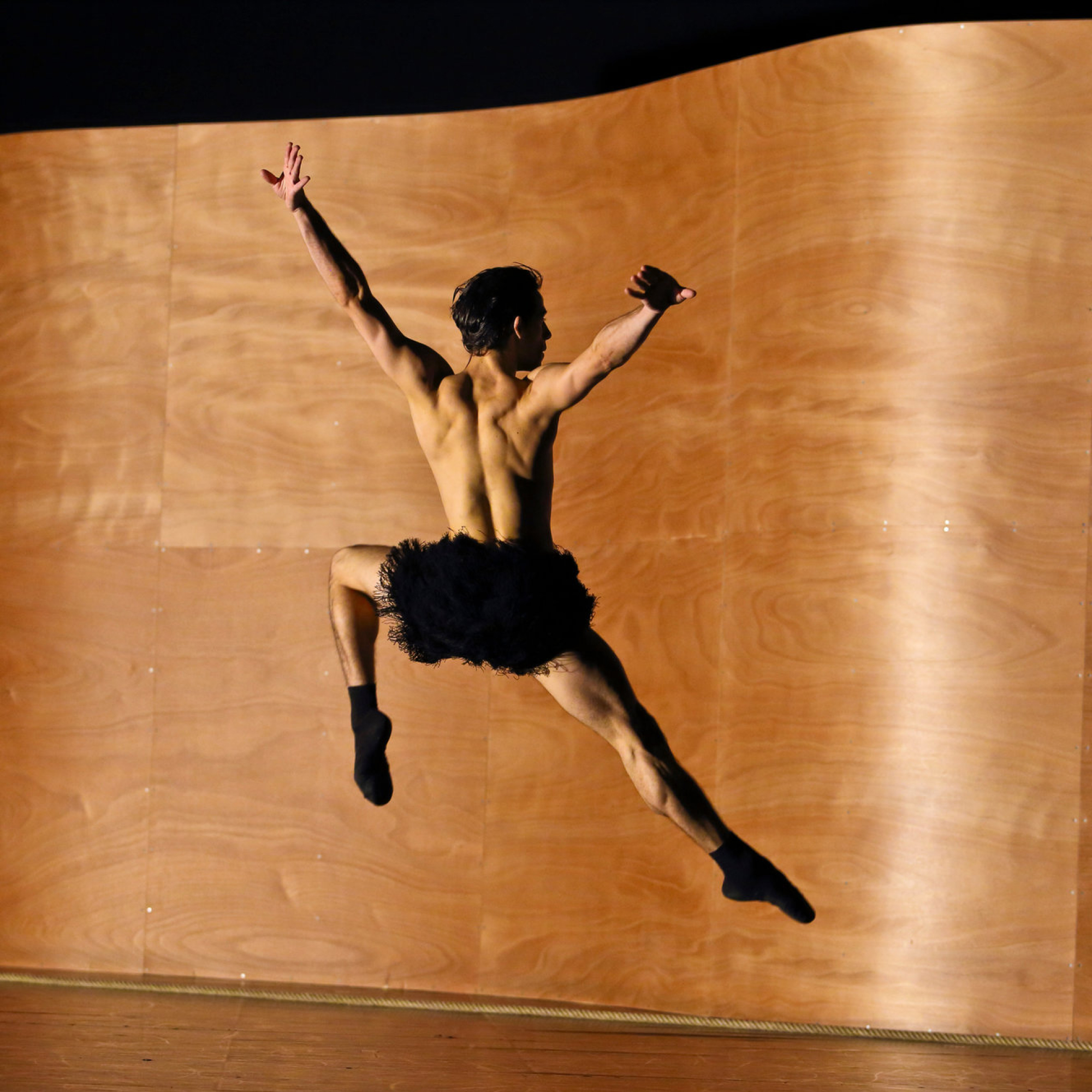 Цикл лекций, сферическое зеркало, настенный бутерброд с икрой: 20 арт-подарков себе и близким (фото 21)