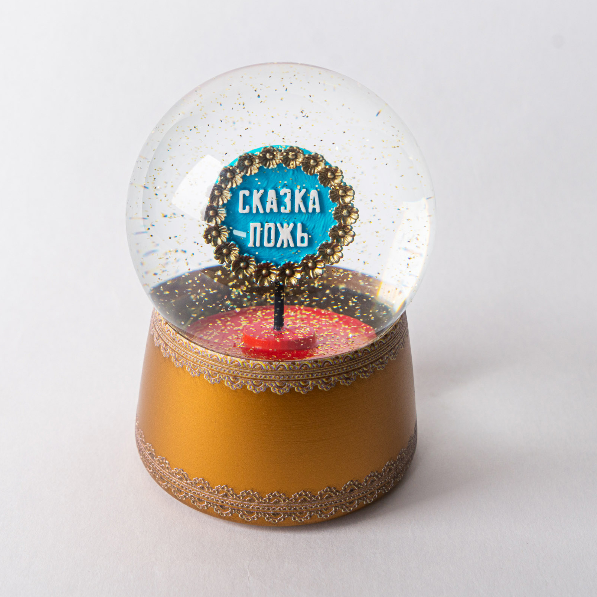 Цикл лекций, сферическое зеркало, настенный бутерброд с икрой: 20 арт-подарков себе и близким (фото 37)